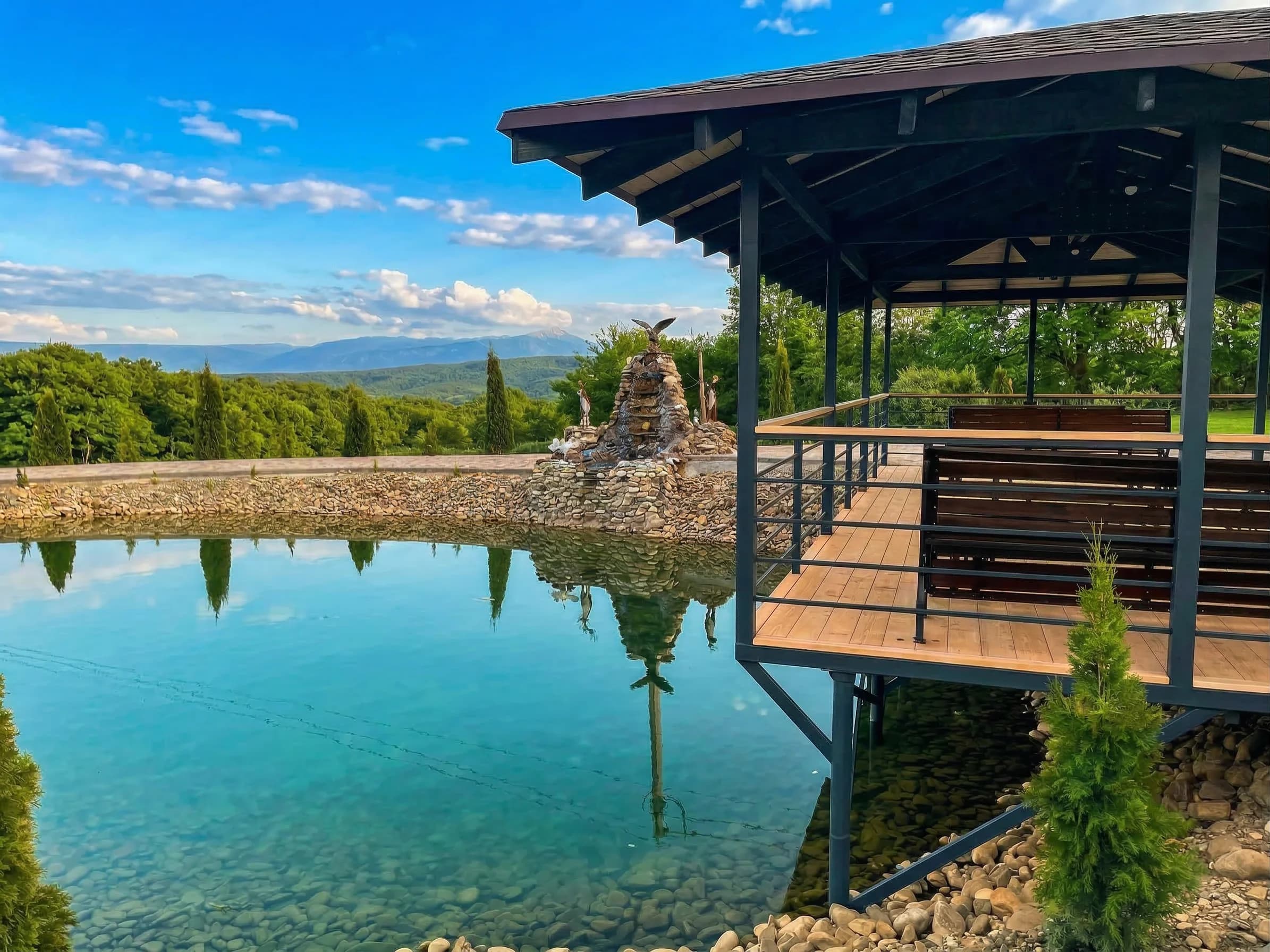 Вид на горы с пруда базы отдыха Вершина