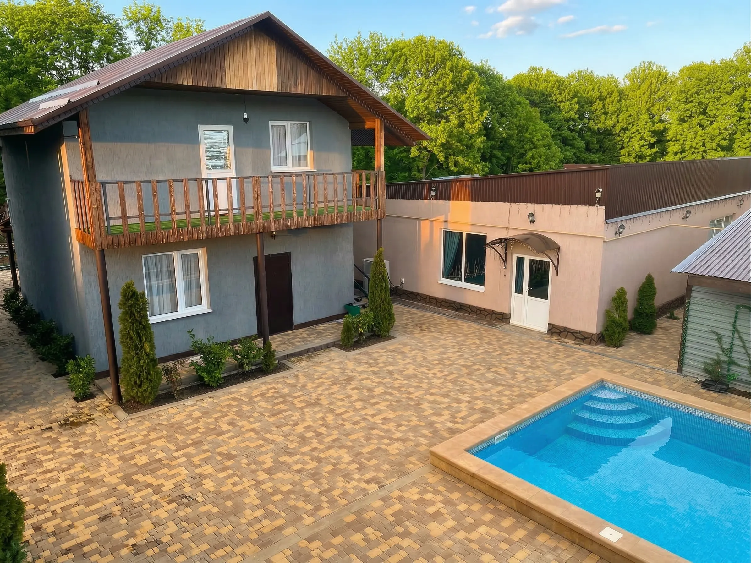 Вид на бассейн с балкона коттеджа