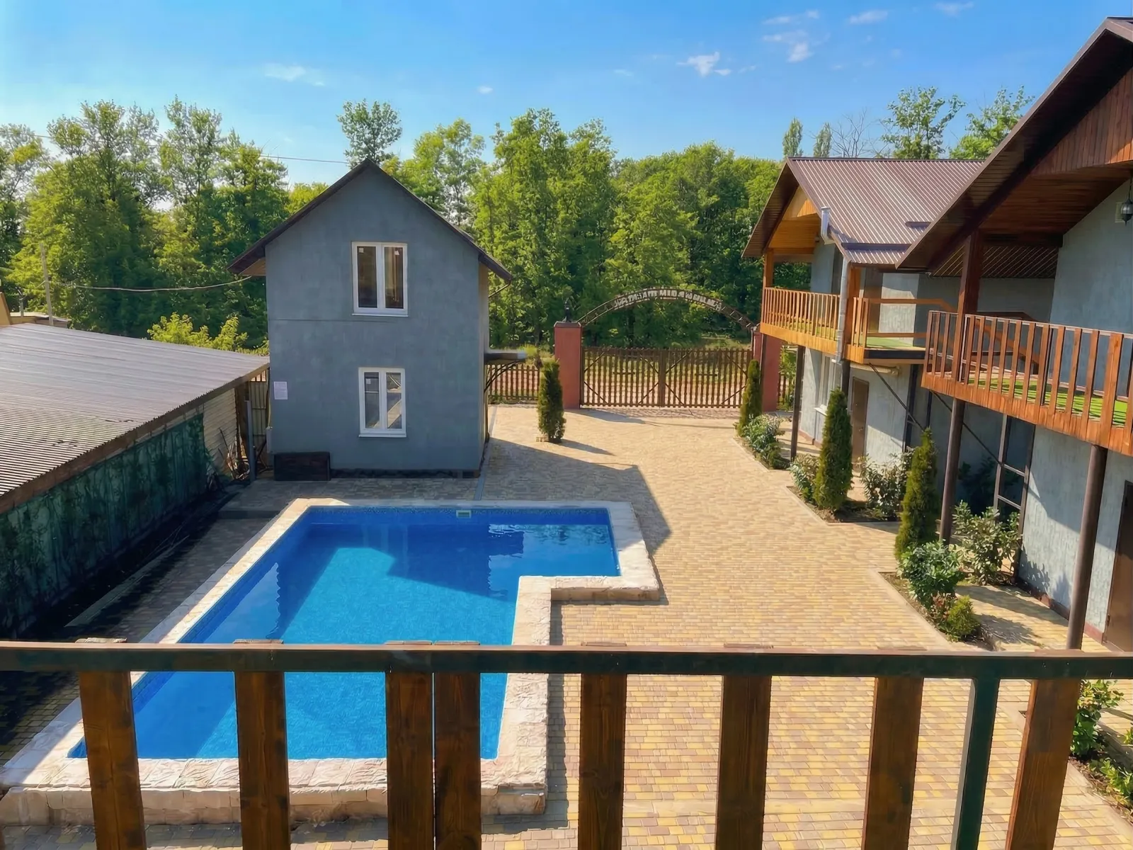 Вид на бассейн и территорию