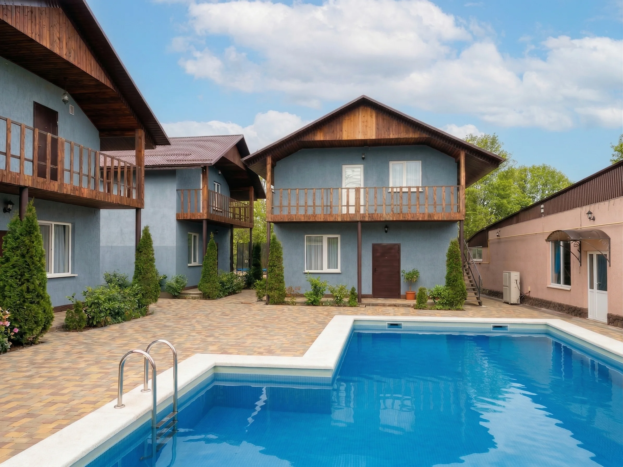 Большой бассейн и коттеджи